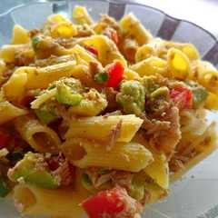 A picture of Pasta con atún​, tomate y palta.