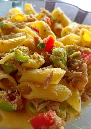 Una foto de Pasta con atún​, tomate y palta