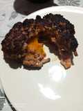 Bomba de carne rellena de huevo de codorniz