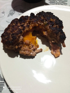 Una foto de Bomba de carne rellena de huevo de codorniz