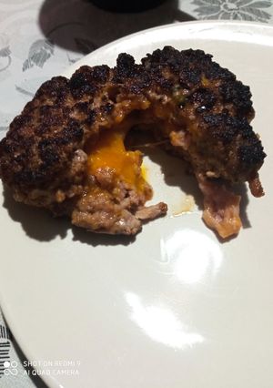 Una foto de Bomba de carne rellena de huevo de codorniz