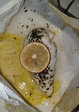 Une photo de Papillote de poulet thym citron
