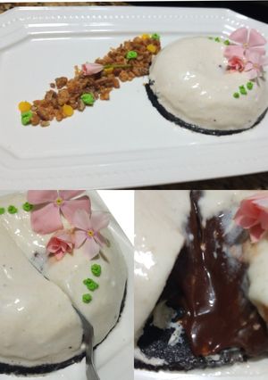 Una foto de Mousse de elote asado con centro de chocolate líquido!🌽🍮✨