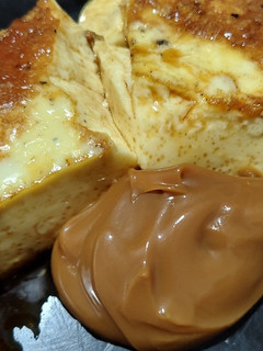 Una foto de Flan casero sencillo con dulce de leche