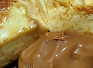 Una foto de Flan casero sencillo con dulce de leche