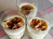 Una foto de tiramisú sin huevos y mascarpone