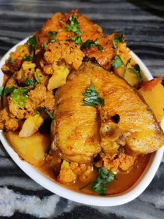 সব্জী দিয়ে মাছ (sabji diye mach recipe in Bengali) রেসিপির প্রধান ছবি