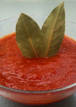 Una foto de Salsa de Tomate al Laurel