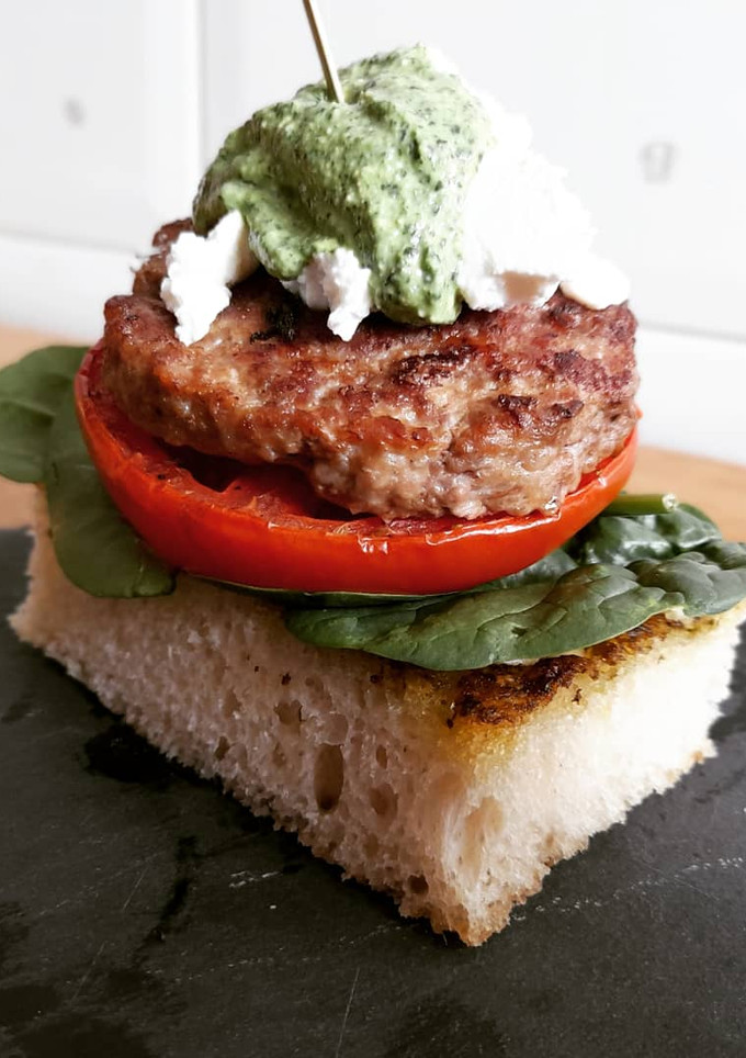 Una foto de Hamburguesa genovesa en focaccia