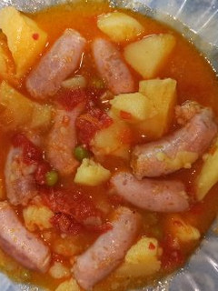 Una foto de Patatas con salchichas de pollo