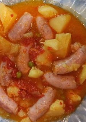 Una foto de Patatas con salchichas de pollo