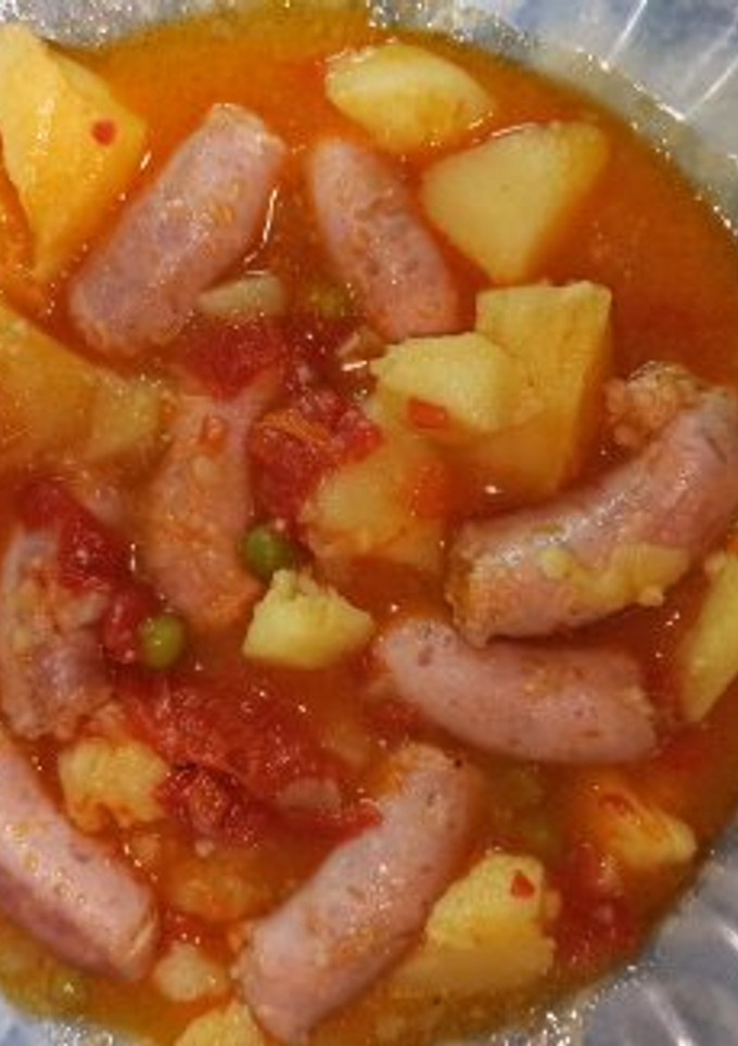 Una foto de Patatas con salchichas de pollo