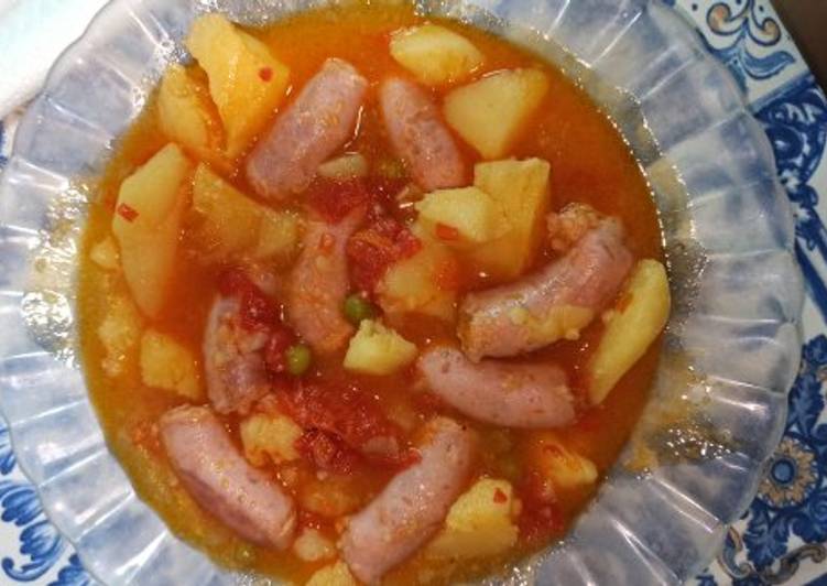 Patatas con salchichas de pollo