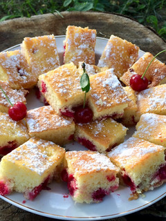 Gyors meggyes-tejfölös süti🍒 recept fotója