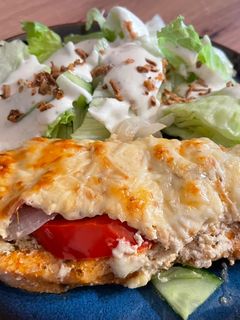 Rakott csirkemell salátával recept fotója