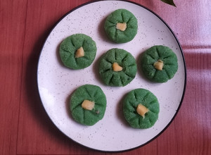 A picture of Green mango sandesh.