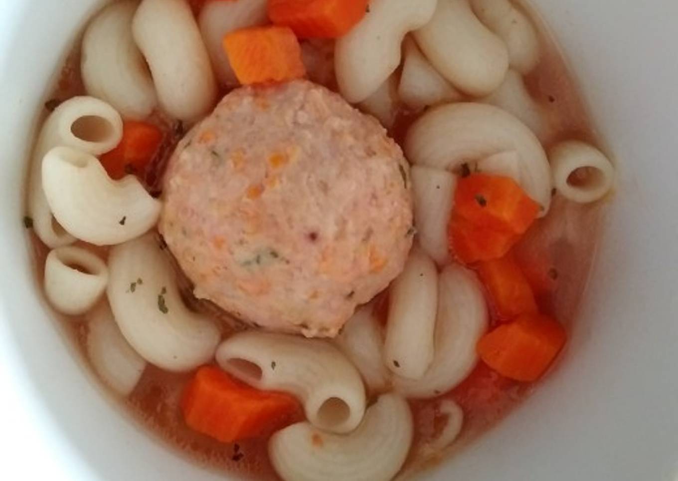 Sopa de coditos con alb贸ndiga de pollo 馃嵉