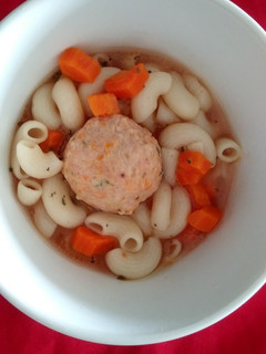 Una foto de Sopa de coditos con albóndiga de pollo 🍵