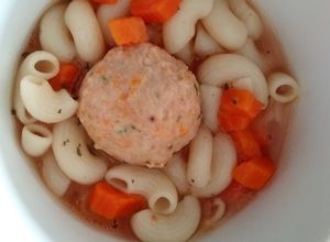 Una foto de Sopa de coditos con albóndiga de pollo 🍵