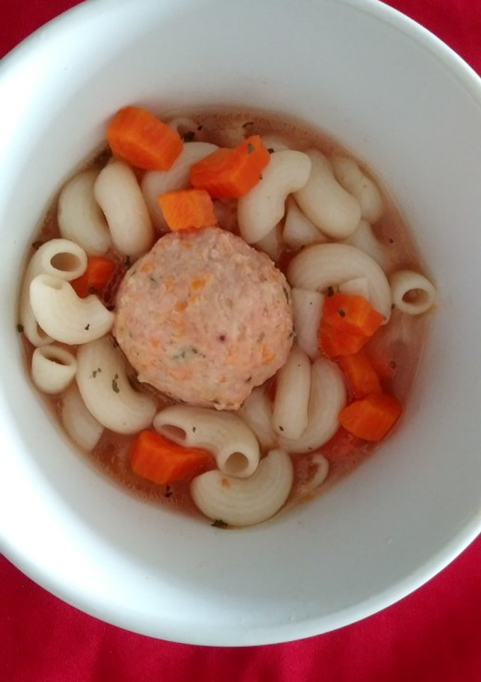 Una foto de Sopa de coditos con albóndiga de pollo 🍵