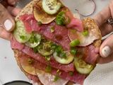 Tostada de atún con un toque asiático