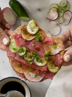 Una foto de Tostada de atún con un toque asiático