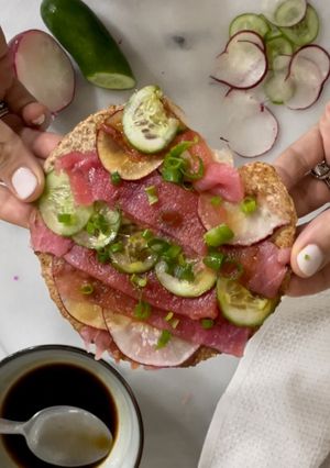Una foto de Tostada de atún con un toque asiático