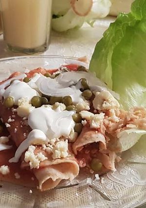 Una foto de Entomatadas con guajillo rellenas de huevo cocido a la mexicana. México