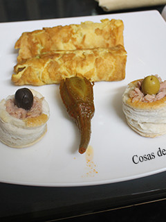 Una foto de Espárragos con tortilla y volovanes con atún