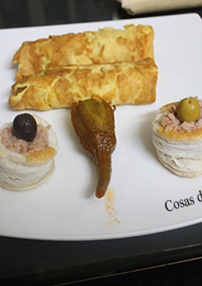 Una foto de Espárragos con tortilla y volovanes con atún
