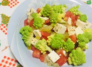 Una foto de Ensalada de Romanesco Cocida en La Olla Vaporera con Tofu 🥗