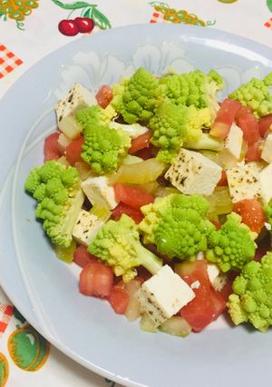 Una foto de Ensalada de Romanesco Cocida en La Olla Vaporera con Tofu 🥗