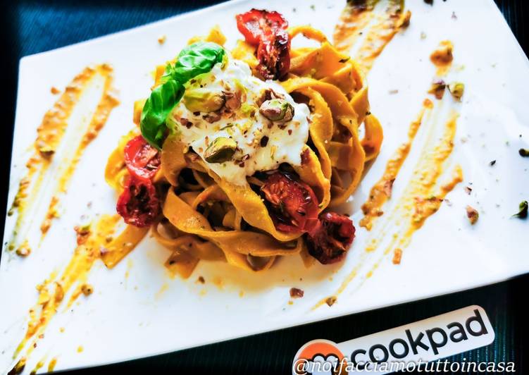 Tagliatelle al pesto di pomodorini burrata e pistacchi