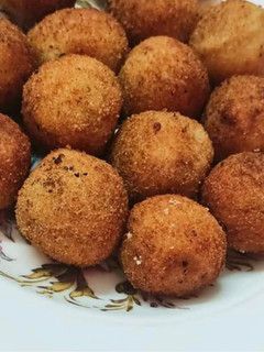 A picture of Chicken cheese ball.