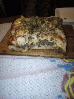 Una foto de Pizza rellena de carne picada 🍕