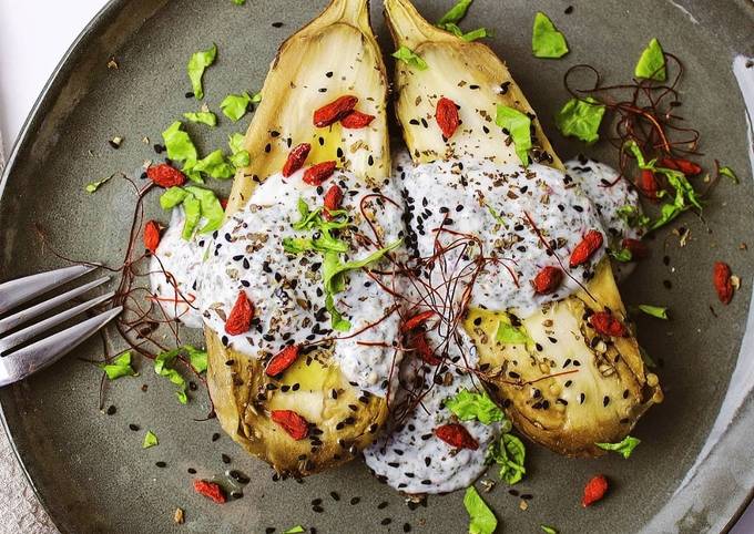 Aubergines &quot;brulées&quot; à l'huile truffée, sauce aux fines herbes, baies de goji et piments filaments