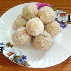 A picture of Sooji coconut Ladoo.
