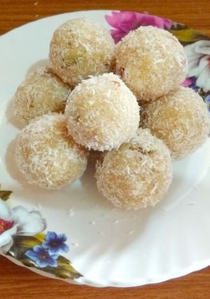A picture of Sooji coconut Ladoo.