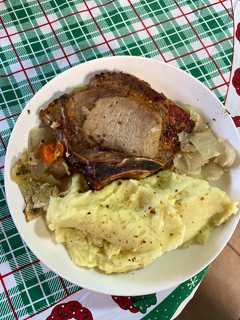 Una foto de Chuletas de cerdo con puré