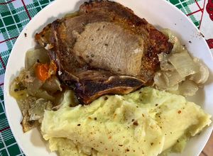 Una foto de Chuletas de cerdo con puré