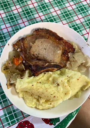 Una foto de Chuletas de cerdo con puré