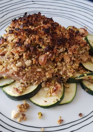 Una foto de Salmón con frutos secos