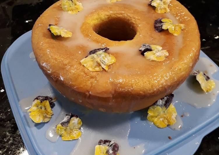 Bolo com amores perfeitos