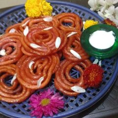 A picture of दही जलेबी (dahi jalebi).