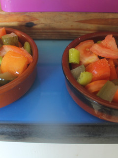 Una foto de Ensalada de tomate, pepinillo y guindilla