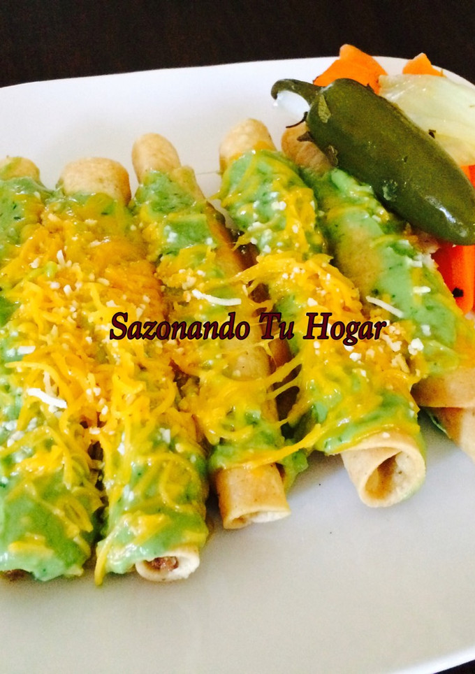 Una foto de Tacos dorados de res en salsa de guacamole💖