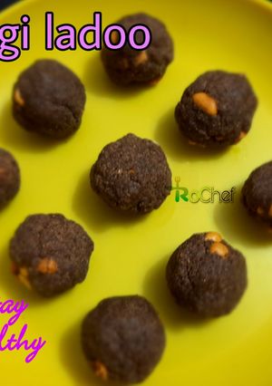 A picture of Ragi ladoo.