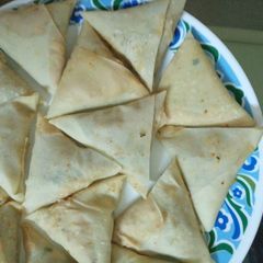 A picture of Qeemay ke unfried samosay.