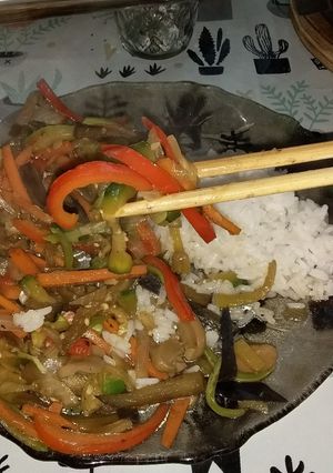 Una foto de Chop suey + champiñones 🍄
