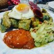 Huevos rotos sobre alcachofas con salsa romesco y guacamole